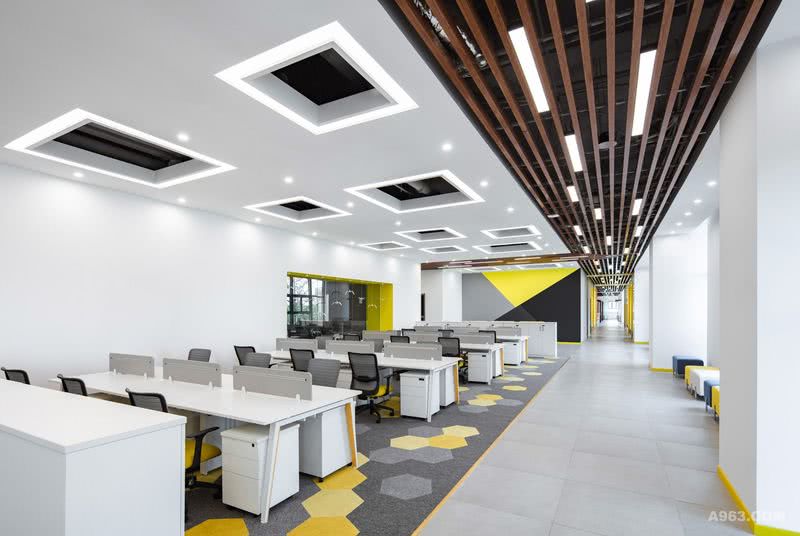 开放办公区，铝方通走廊整体动线感很强，空间的小型裸顶和石膏板的结合顶面，更显空间的层次感