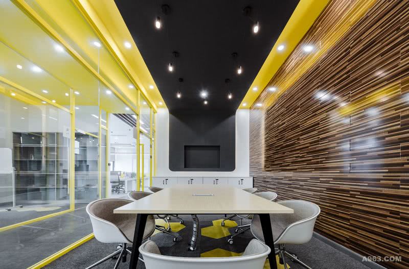 小会议室空间用盒子的元素，也就是房子的元素体现整个空间的功能分割，黄色还是依然贯穿整个空间。