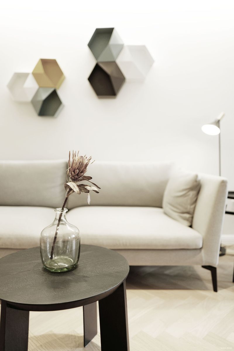 设计更加注重舒适性，柔软的灰色沙发和一些精致小巧的装饰品，让人感受到轻松惬意的氛围。