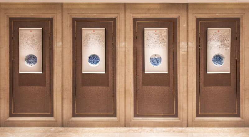 走廊上的【青云梦】原创艺术瓷板画，凸显汕头国际大酒店是粤东地区首家国际五星级酒店的地位。