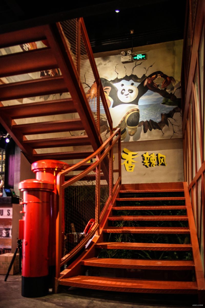 【楼梯】邮筒以及金属楼梯为整体空间添加工业复古味道而功夫熊猫的出现把空间混搭出多种风格，让顾客感受到餐厅的创新与特别