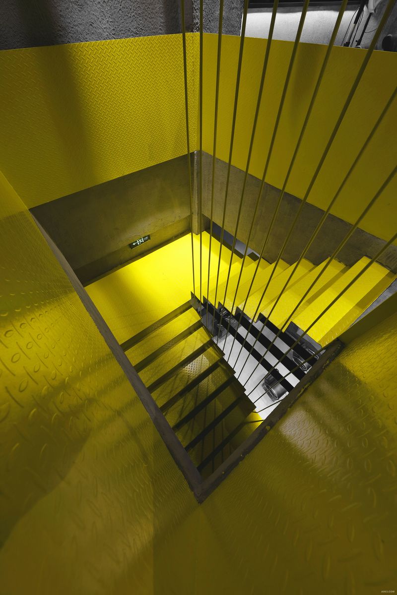 俯视楼梯细部
由外往内一望，巨大的黄色楼梯装置如雕塑般跃然于空间之中，强烈的视觉冲击力营造出新都市时尚感，油然而生的想法：这是一个很酷的美发空间。