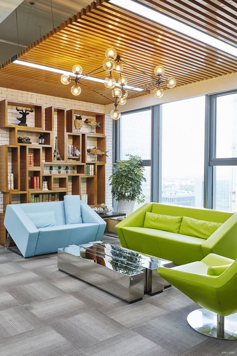 色彩鲜明及个性极简的沙发组合作为前厅空间的亮点，营造出活力舒缓工作压力的氛围