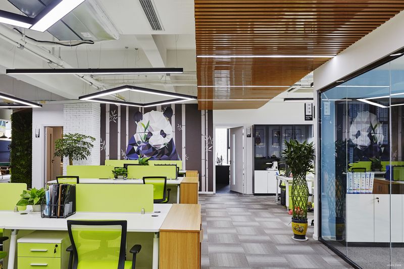 开放办公区域色彩呈现上以绿色为主，给人带来耳目一新的清新感受，将绿色搬进空间，加上大面积的熊猫墙绘使办公室开放而富于生机，打造出绿色舒适的办公氛围。