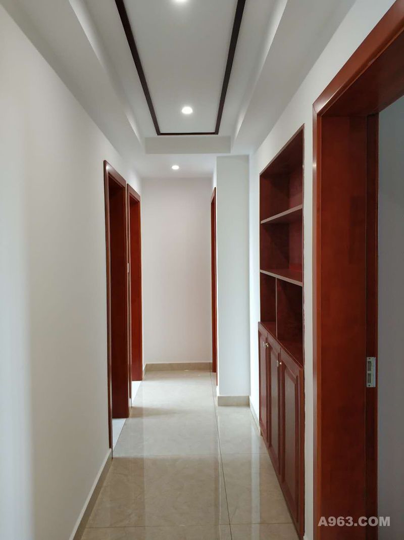 两间卧室在走道两旁对面而立，格局更是左右对称，凸显整齐的美感。