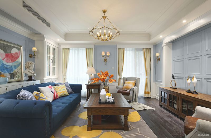 浅色系的沙发，木质家具搭配一株植物，传递着简洁，舒适的气息，在淡黄色光线的映衬下，呈现出雅致浪漫的韵味