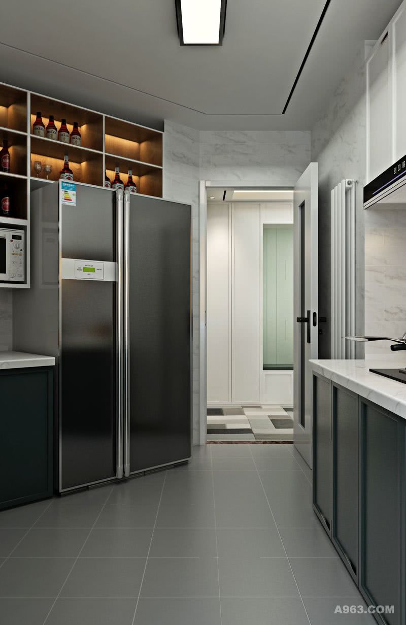 合理设计冰箱上方吊柜，充分利用空间。橱柜设计很有质感。