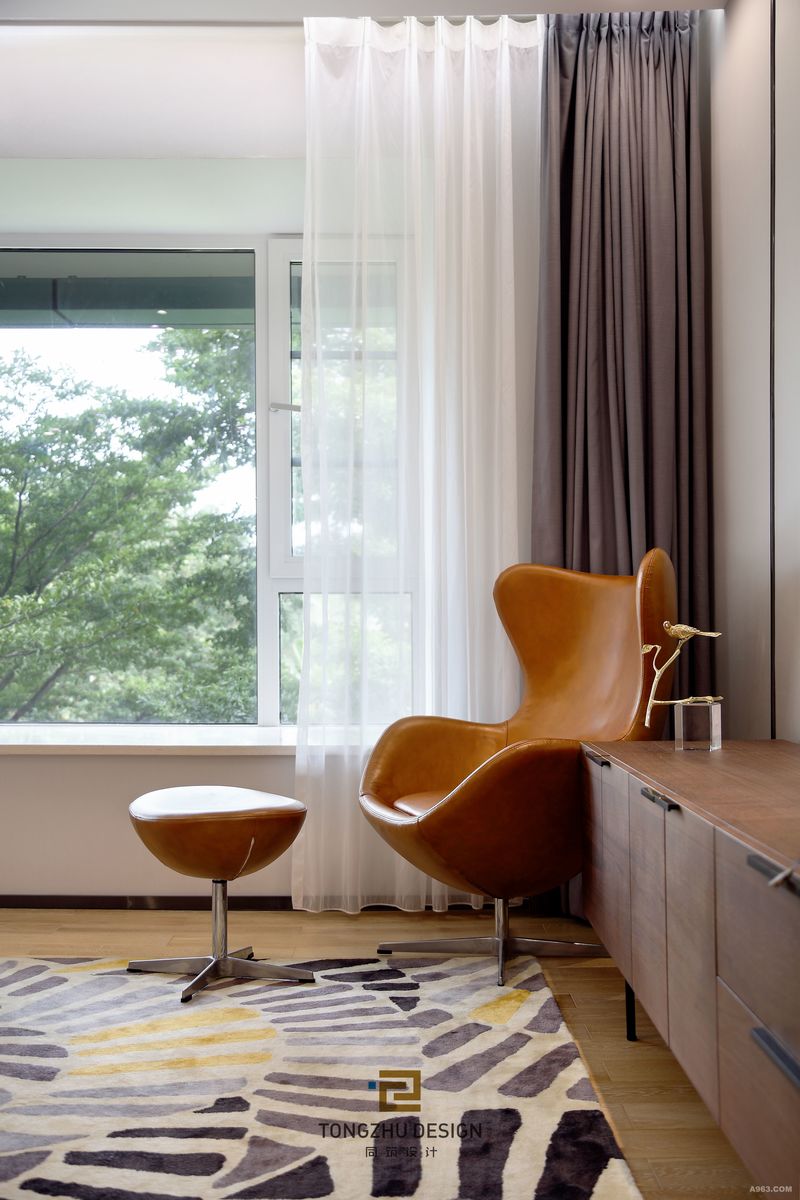 橙色椅、黑色桌、工艺吊灯的搭配设计,则是对空间的点缀——“享一朝闲趣,赏四季树影”.
