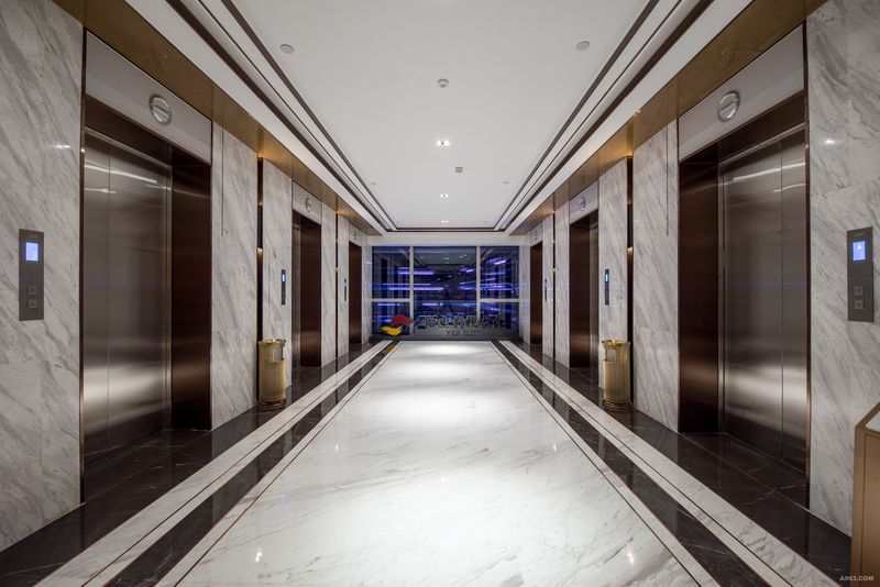 公共电梯厅，硬朗的质感，简练的线条，展现企业的品质感。