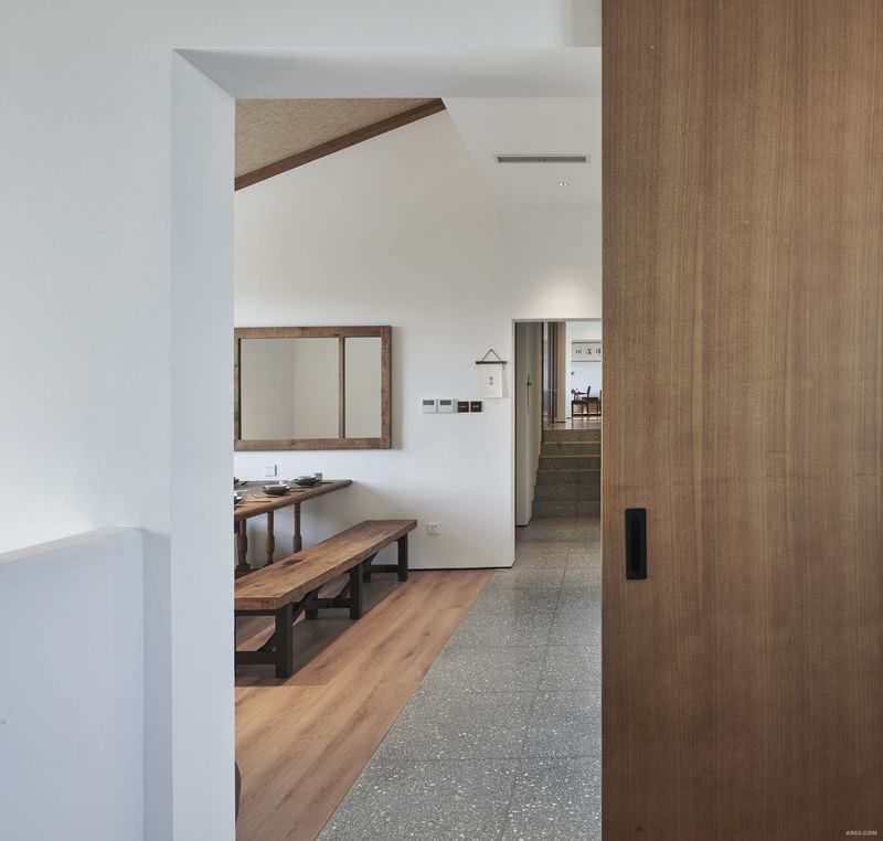 空间多使用整面的木制滑门以及隐形门提高空间视觉的整体性