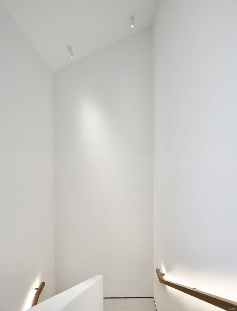 极简纯白的楼梯空间是相对现代的一层与相对素雅的二层之间的重要过渡空间.