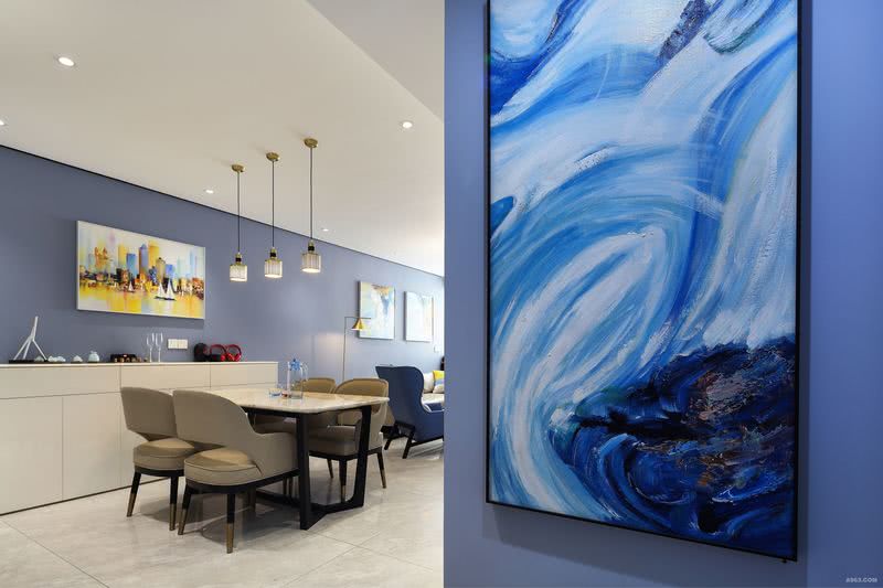 蓝白相间的视野空间,顺着天蓝色的墙壁缓步走进客厅,整体的色彩、软装搭配呈现出一种广阔明亮.