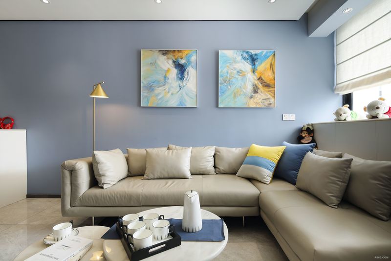 客厅作为休闲空间,蓝色是铺垫纯净的色彩;热情洋溢的黄色落地灯、吊灯与挂画,点缀温暖