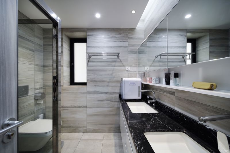 在一体风格的卫浴中,瓷砖的冷冽表达理智,黑墨色台面的风韵表达安稳,