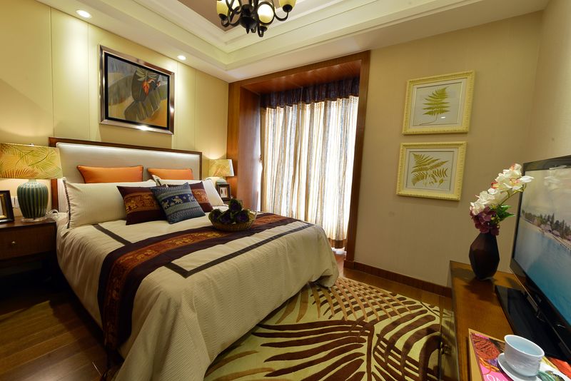 次卧室
芭蕉叶油画、泰丝抱枕、绿植图案地毯等等元素，营造出浓厚东南亚清鲜自然休闲的泰式风情。
