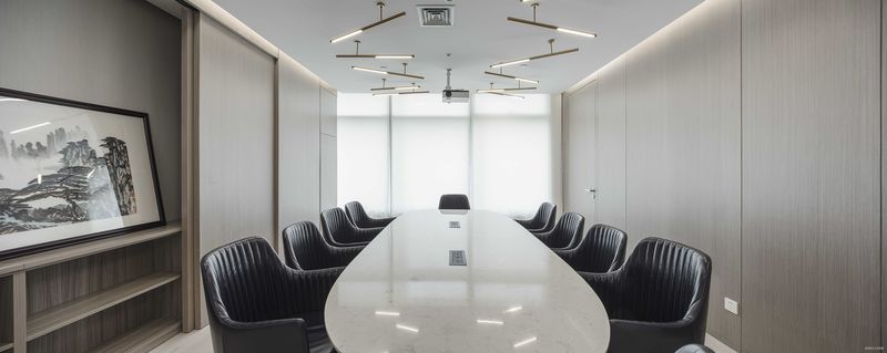 会议室：设计师运用纯白的石材与米灰色调木饰面，衬托整个空间的质朴和纯粹。