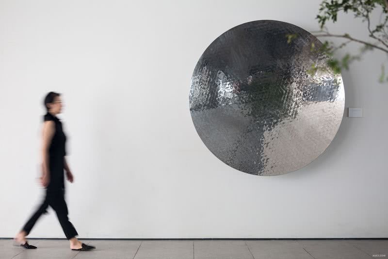 09 走廊：金属碎片组成的艺术作品“微观城”，包容空间的所有“情感表达”。用艺术家的思想看世界，用独特视角窥探自我。