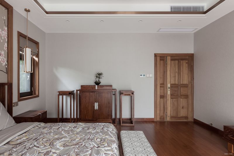 主卧 柚木的质感结合米色的墙纸，让卧室既温馨又充满舒适度