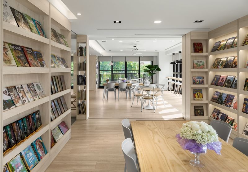       利用浅色的木纹和白色的空间基调，营造让人们愿意放下手机，轻松阅读的空间，无处不在的书柜，使阅读就如同寻宝ㄧ般充满惊喜。