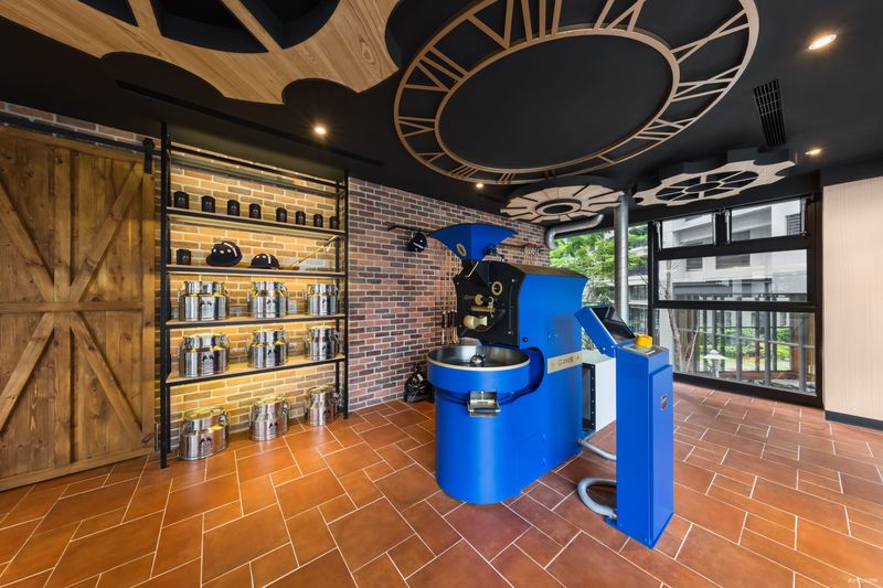 烘焙室
烘焙室以复合展示概念打造，强调严选咖啡豆原料，以及自家烘焙技术，彰显品牌精神意象。
