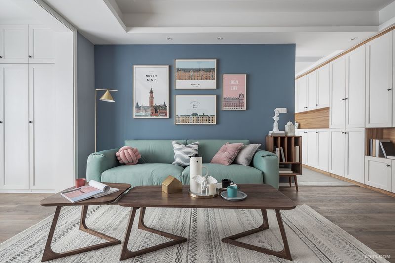 客厅墙面选择低调、温和的灰蓝色搭配白色，文雅朴素的同时，演绎清新恬淡的风格，使得整个空间温柔娴静，打造宁静、沉稳的时尚感。
