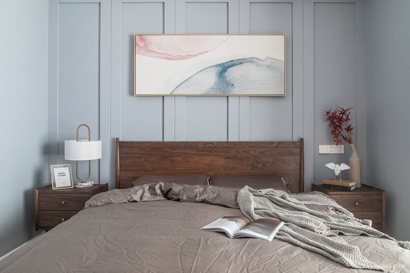 北欧风格保留最原始的功能美学，尽可能的将颜色控制在最低限度上。主卧采用低明度的灰蓝色，既能搭配整个空间色调，又使得卧室空间更加沉静优雅。