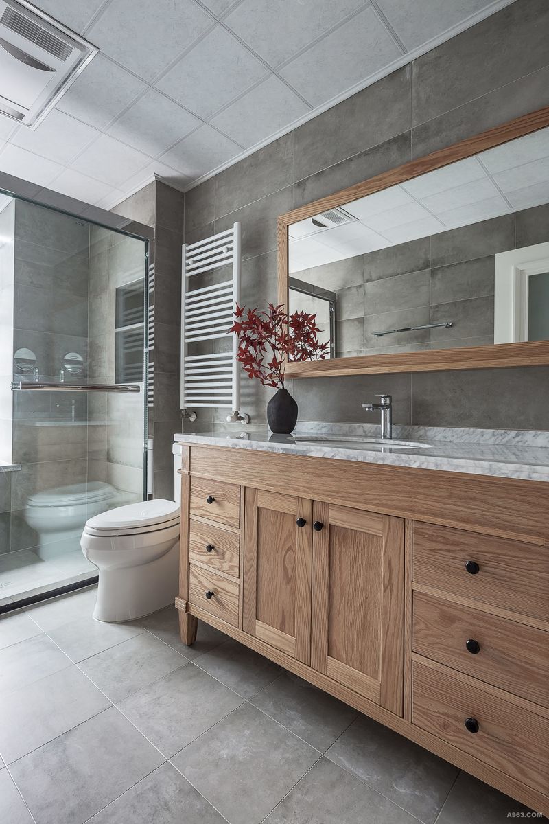 浅灰色仿古砖厕所铺贴装修效果质朴典雅，很适合浴室的设计，独立卫浴采用的是透明玻璃的阻断，给人纯净自然的舒适感。