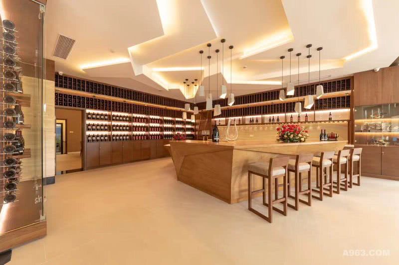 4米×8米以及更大的空间，可以放置约五千以上的葡萄酒，酒窖中可单独开辟休息区。
单独开辟一个完全避光的区域放置珍藏级别的葡萄酒，可选择通透的玻璃开放式酒柜来储存，其还兼具了展示功能。
在空间中央设置一个长条形的品酒桌，使私人酒窖除具备贮藏和展示的作用外，具有专业的品酒功能，同时设立站立式和坐式品酒处。
再也没有比地下室更好的存酒环境了，如果有条件，还是建议大家打造一个地下专属酒窖吧！