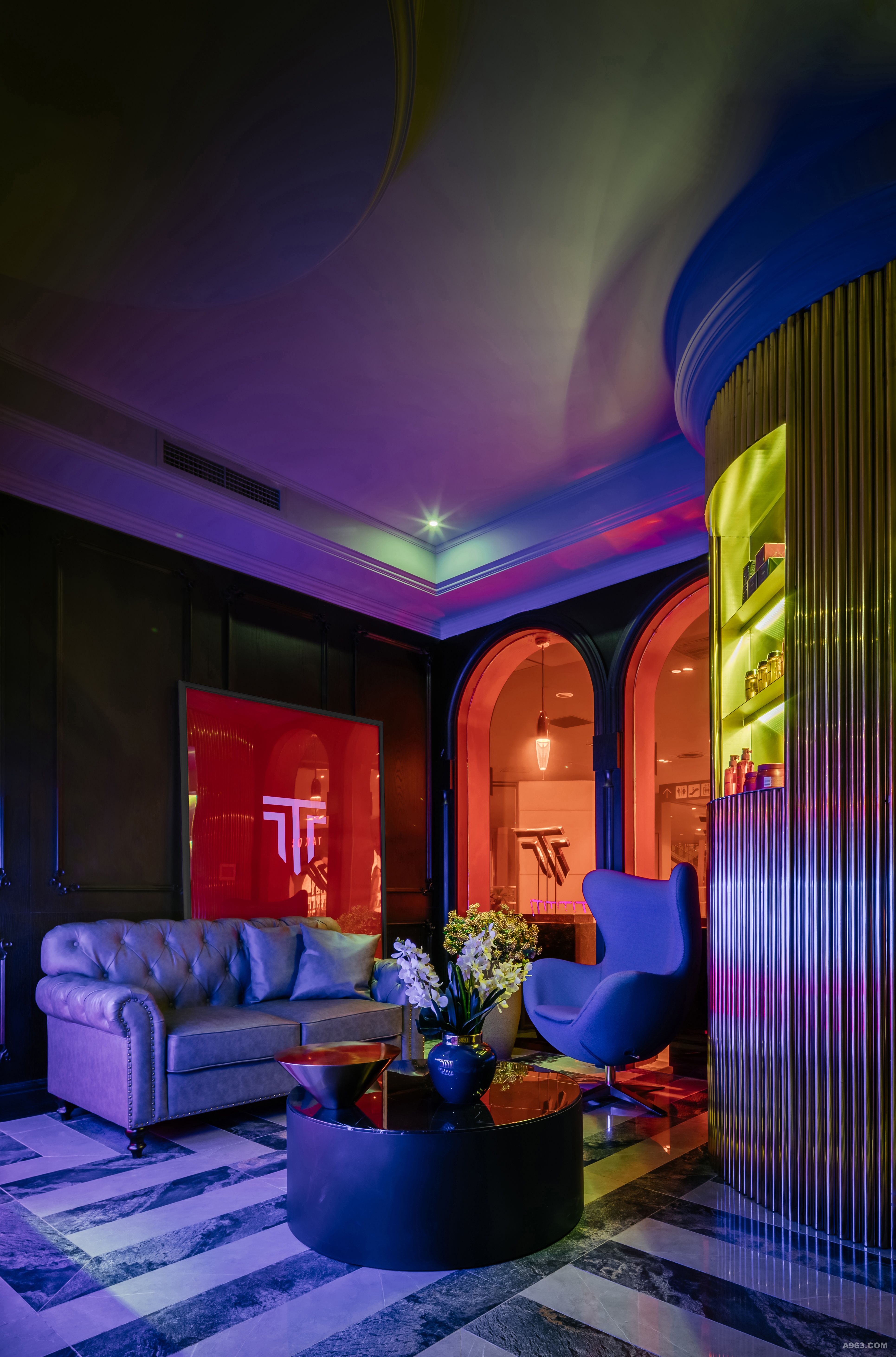行政酒廊休息区，梦幻的色彩高端的材质让顾客像是置身于W酒店环境中，体验细腻的潮牌品质。