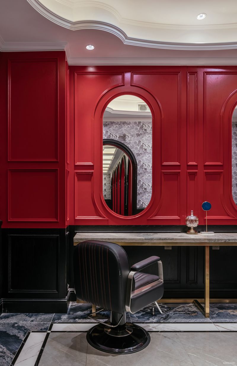 VIP包间。红色墙面赋予空间强烈张力，搭配高贵的大理石散发着奢华的氛围。
