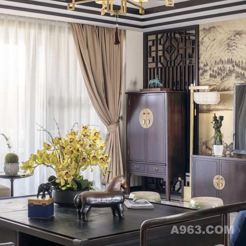 在家具选型上，中式的古朴韵味，加以精致的金属配件，低调的奢华。