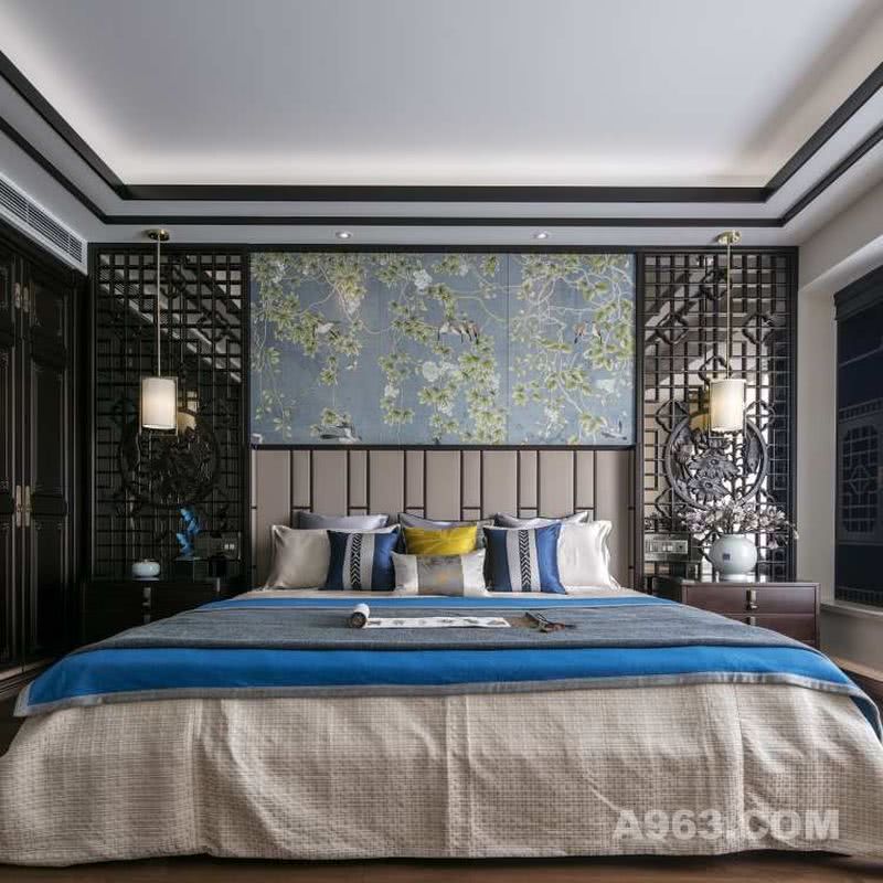 主卧位于居室最里面，床头的背景墙是一副花鸟画，清浅、氤氲、韵味悠长，绿叶装点其间。