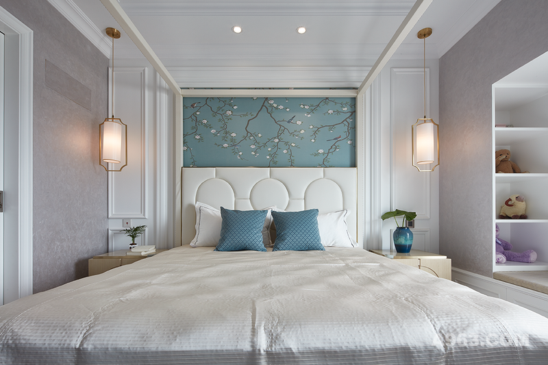 宽大的床和高质量的床品，蓝色靠枕与蓝色梅花墙面呼应，色彩上达到高级。床头的两点绿意无时不刻不再透露的主人的生活态度。