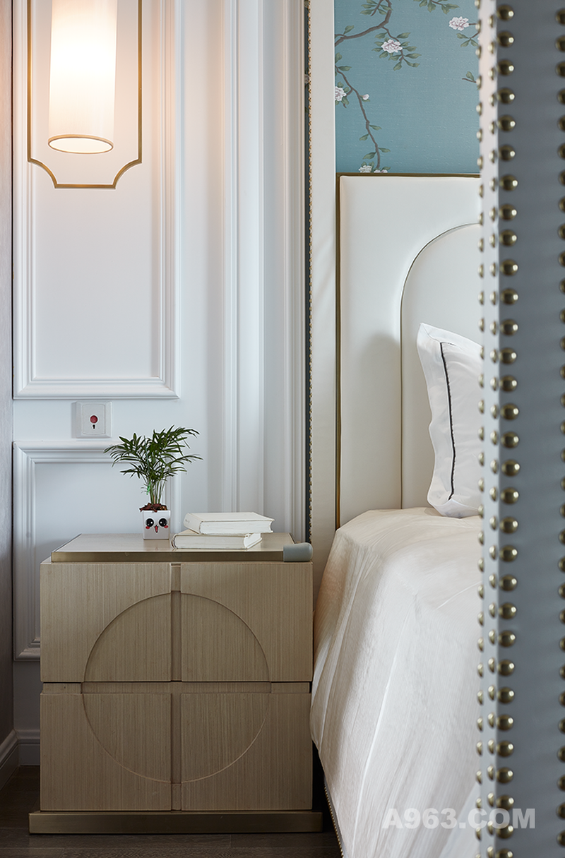 格外具有趣味性特色的木质床头柜，方圆之间实用性与设计性共存，典雅却不刻板，就像生活幸福而不乏味。墙面凹凸的浮雕使房间的精美程度大幅提升。