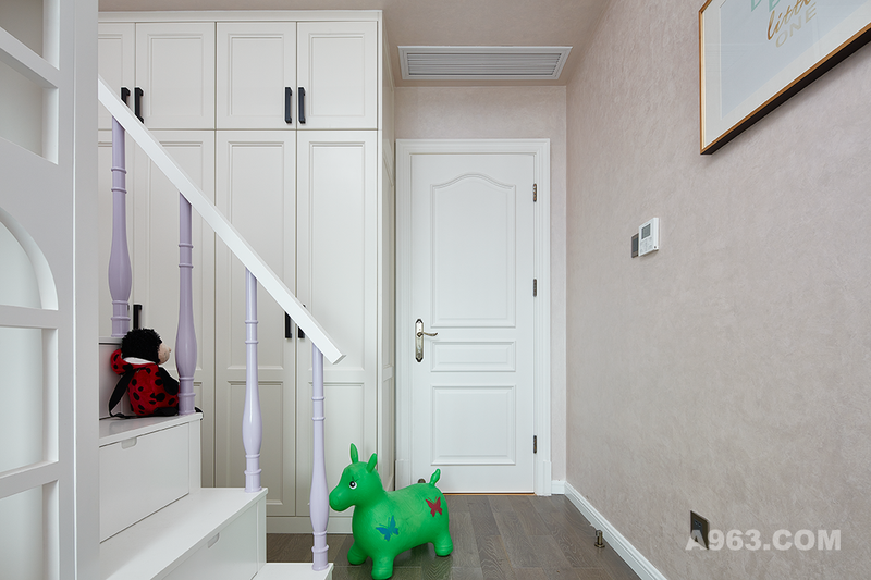 紫色的楼梯柱，颇具质感的衣柜，以及小木马都为孩子提供一个玩乐的天堂和休憩的小世界。