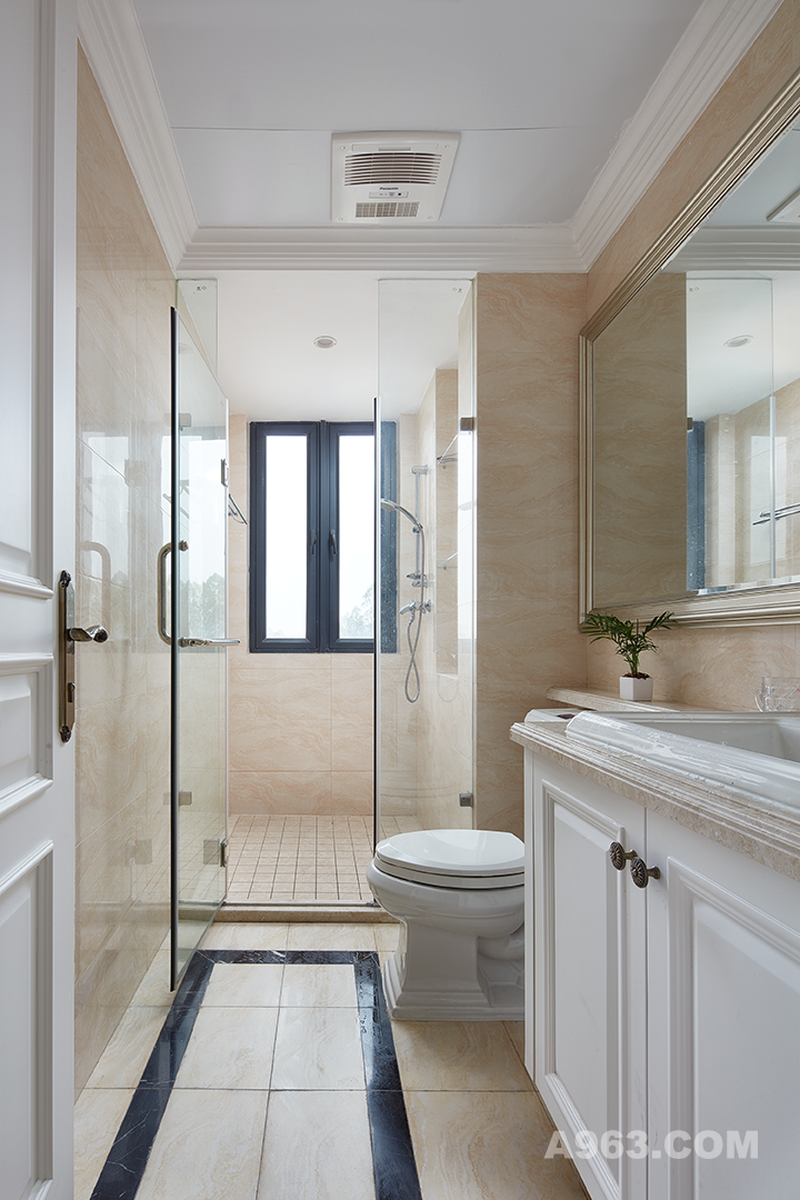 次卫明亮色调和洗手台的石材运用给人一个干净整洁的印象，淋浴间的干湿隔离降低很多生活风险，做清洁时也会更为轻松。