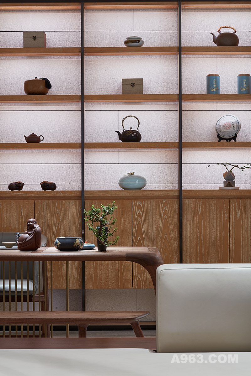 精美和造型各异的茶具，别致的绿植。后面的柜台茶格上盛放的茶壶以及各种收集的茶叶都透露出品质和主人高级的品味。