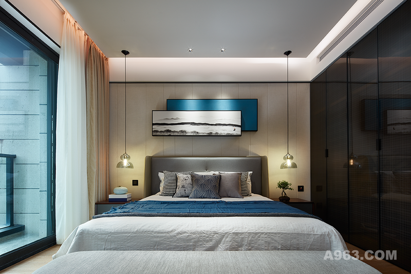 宽敞舒适的大床可以为人提供一个舒适的休憩空间，纯白的床具显得干净整洁，宝蓝色床旗兼具品质感。床头的绿植和摆件透出禅意。设计拼接的挂画也增加了空间的色彩搭配。