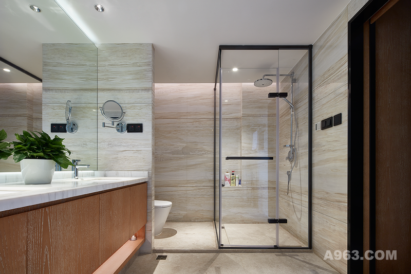 洗澡间与马桶和洗手台用透明玻璃相隔，最大程度上保持了干湿分离。高科技，现代化的卫生用具，也为生日常生活带来许多便利。