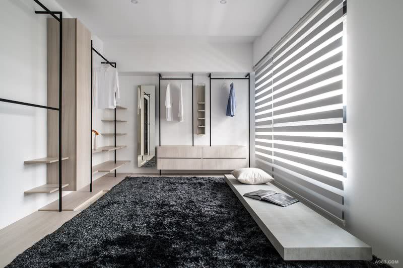 寬敞的更衣室，以黑鐵不锈鋼方管勾勒的形狀和片狀層板，利落陳述空間每一角落。