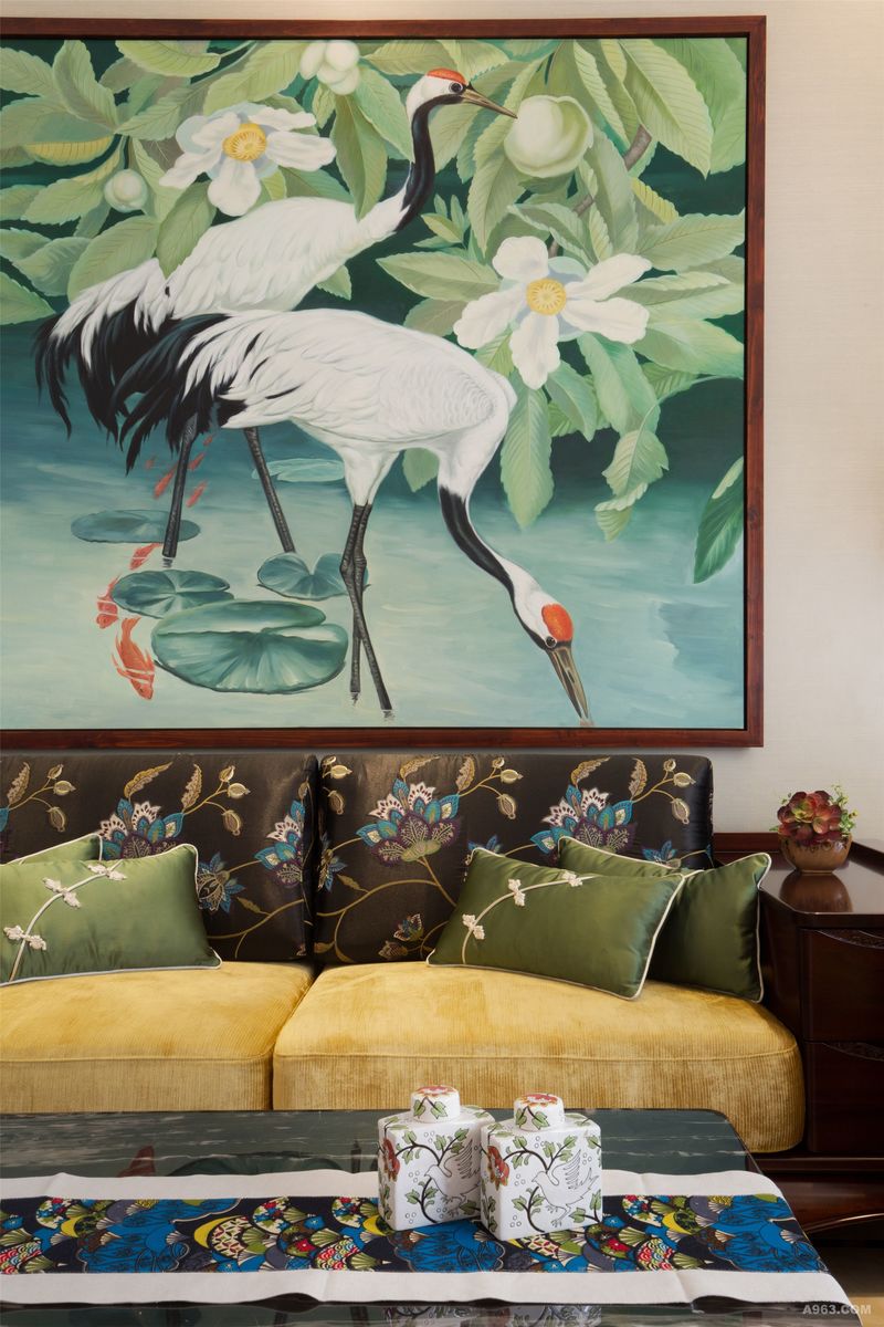  沙发背景墙面的“双鹤”画是客厅的点睛之笔。