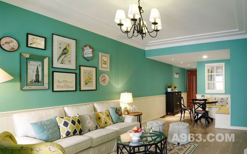 沙发背景墙设计：
田园风格的家居意在享受随意浪漫生活，复古和典雅让这种草绿风格的感觉清新而舒适，淡淡的绿色将家居风格点缀成如同初春一般的美图。
