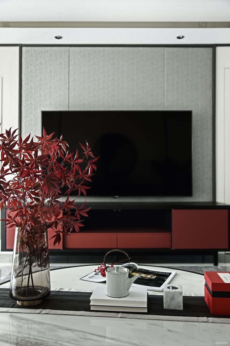 电视柜选择了迎合主题的枫红，配合素雅的背景墙，雅致而不失现代感