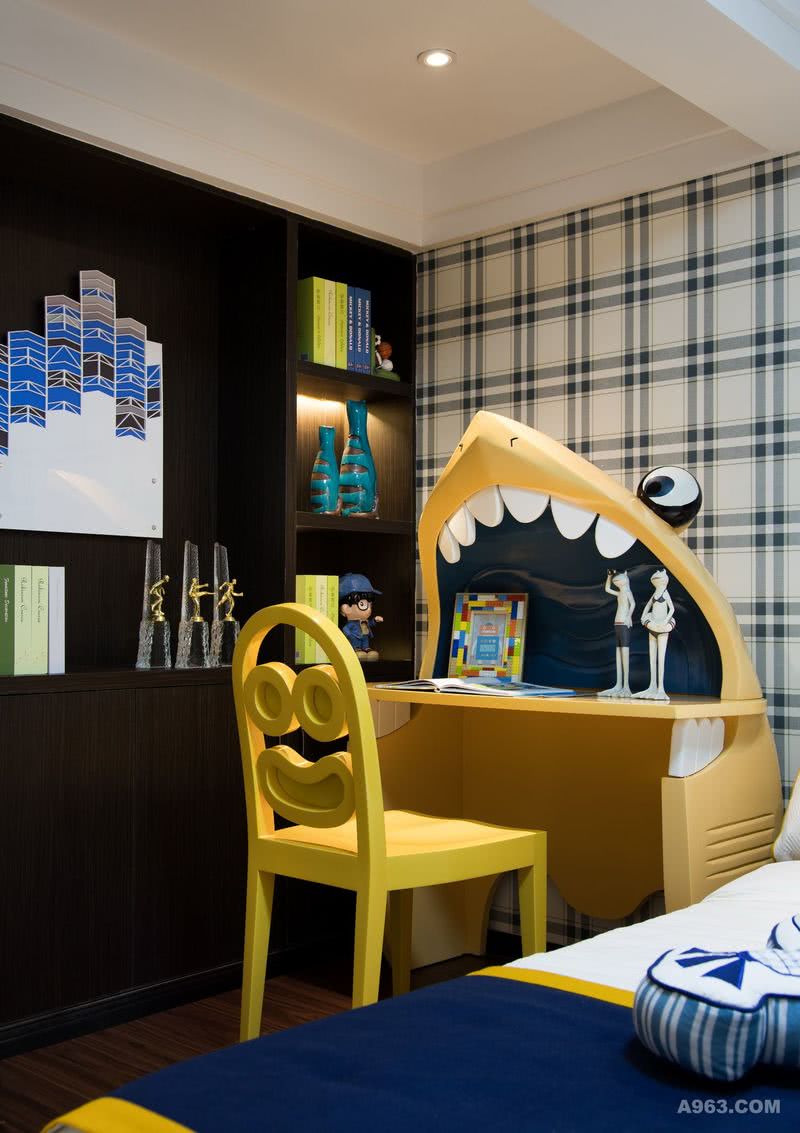 海洋主题的小孩房舒适而有趣，黄、蓝色调的搭配让空间显得青春活力。