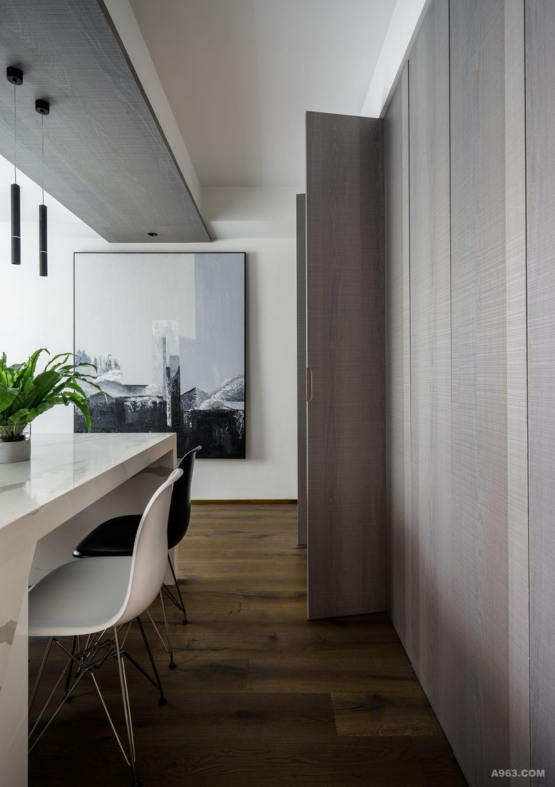 餐厅和卧室区域更是大面积采用KD板作为隐藏式收纳隔断，不占据空间，反而让空间使用率只增不减。