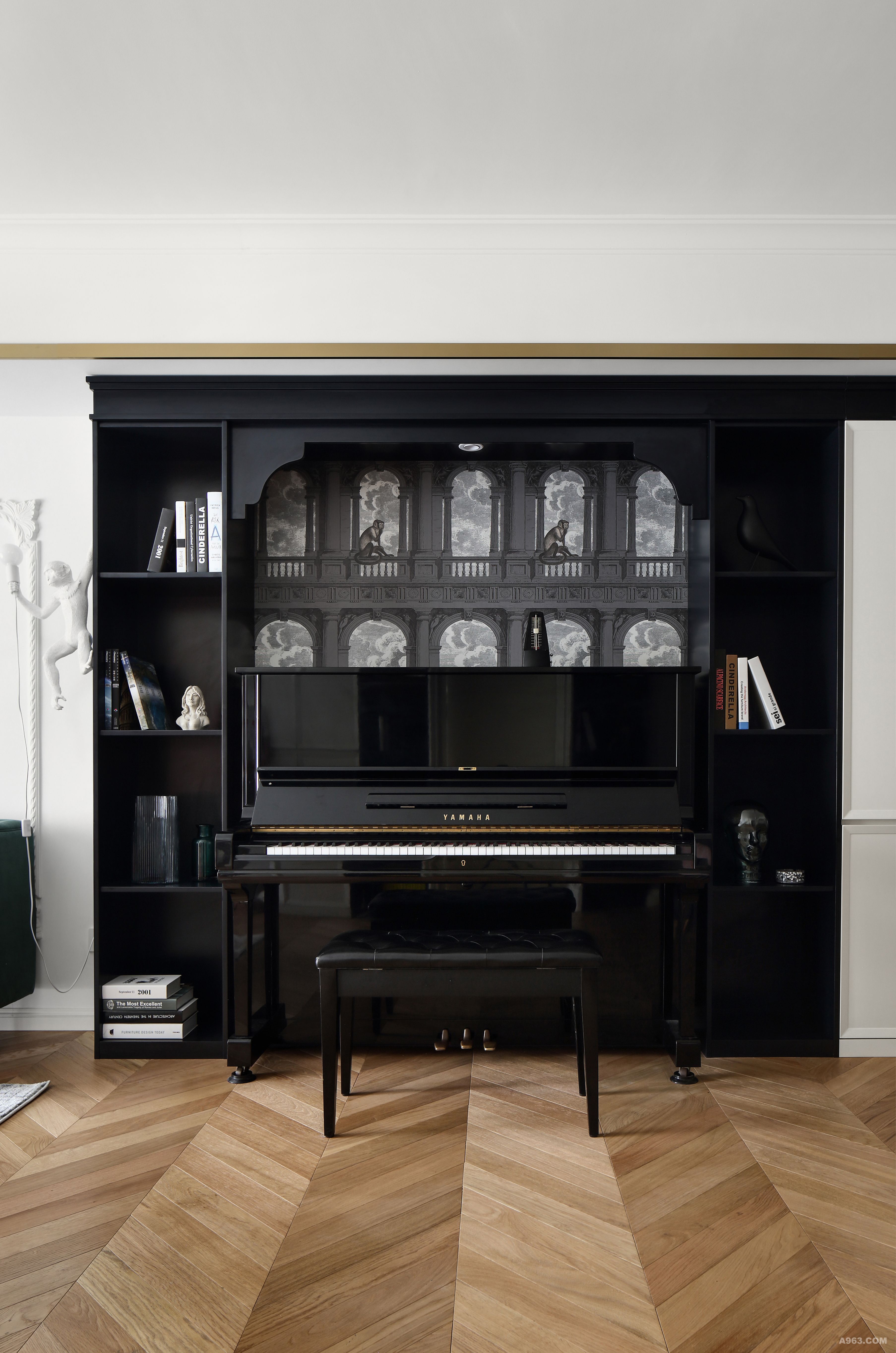 客厅钢琴区域，色彩简洁明了，开放式储物空间和有门储物柜协调统一。