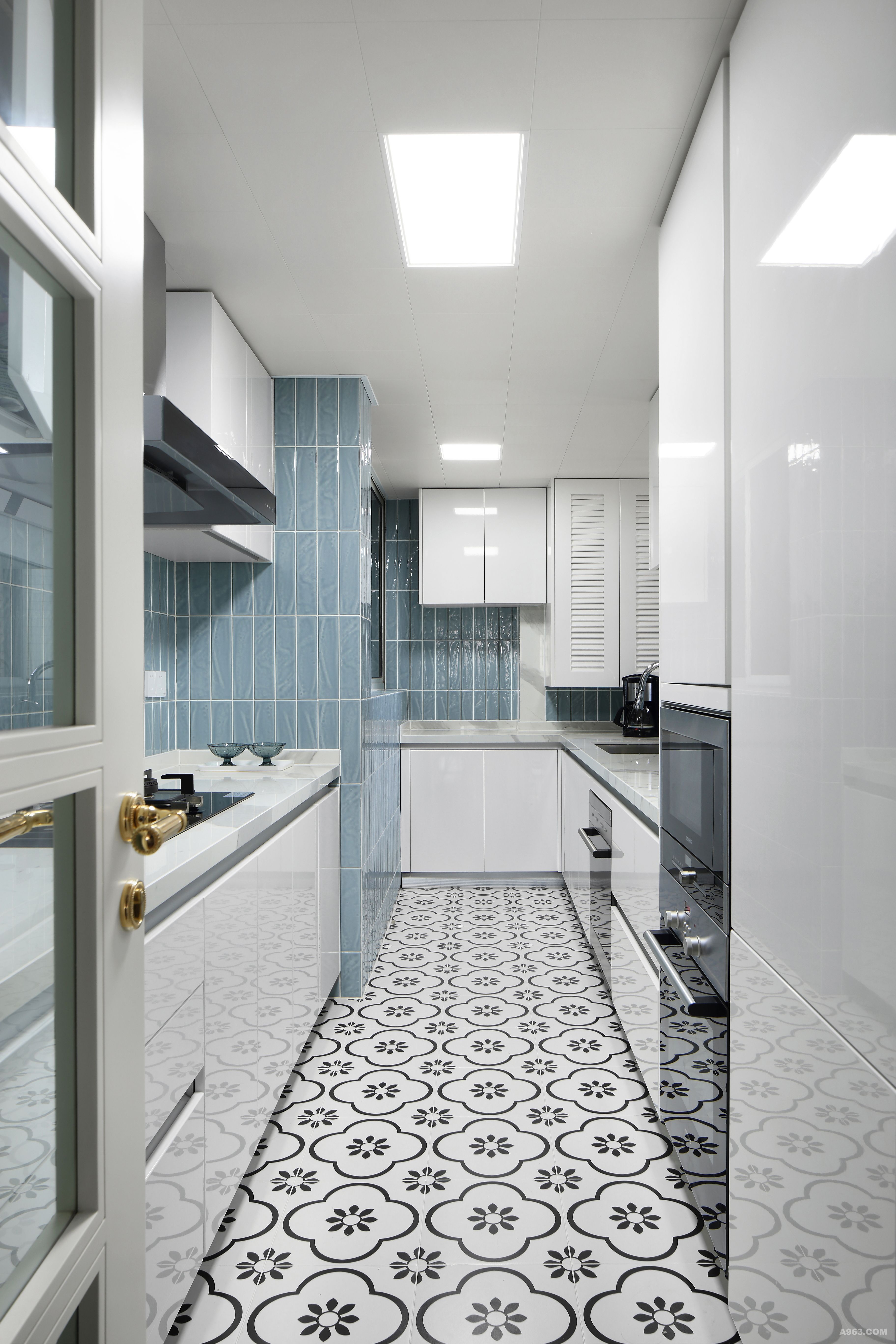 厨房的配色以白色为主，给人清爽不油腻，并添加了蓝色纹理墙砖凸显层次，上下都做了收纳柜增加收纳空间。