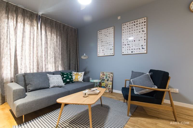 灰色布艺沙发，原木色底座藏青布艺，加上原木茶几，可以惬意的小憩和休闲。