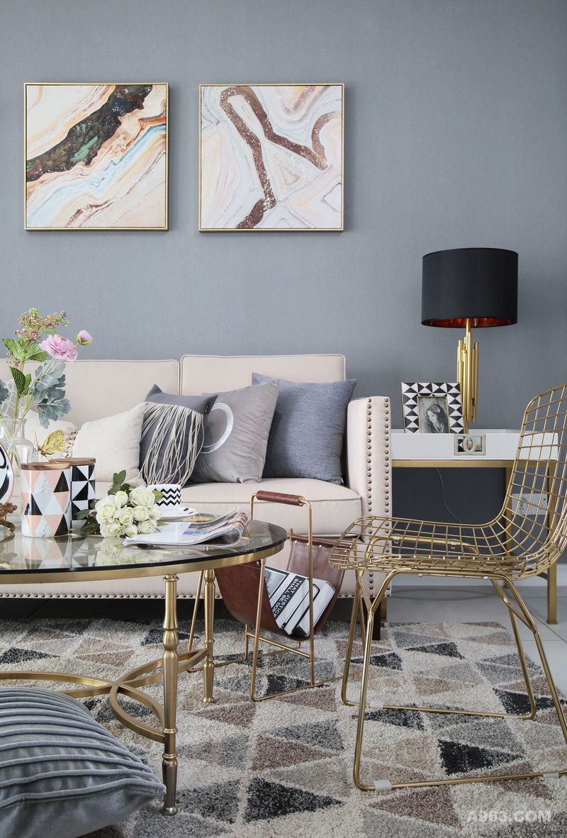 抽象的装饰画提升了家居的空间感，起到了点睛的作用。金色镂空椅时尚精美，向休闲素色生活借一抹宁静。
