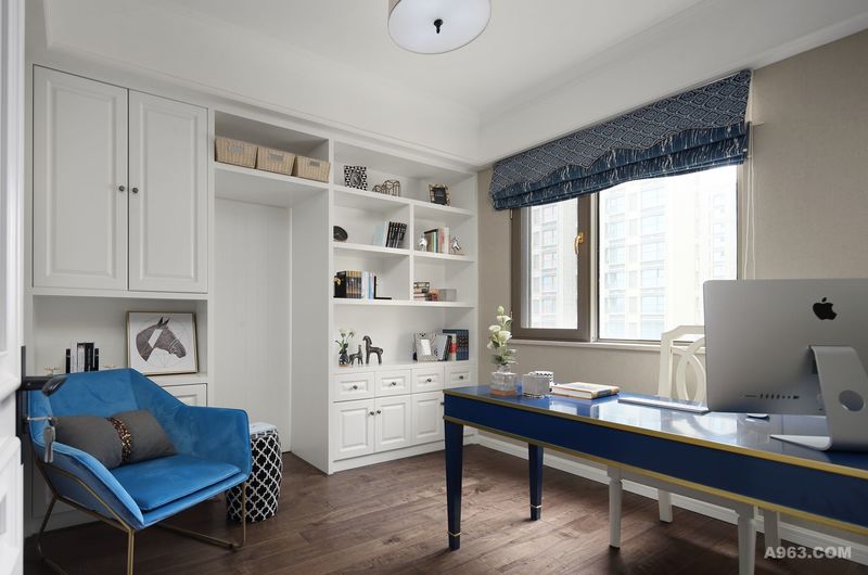 蓝色写字桌和整体空间非常匹配，与蓝色罗马帘、沙发相呼应。
